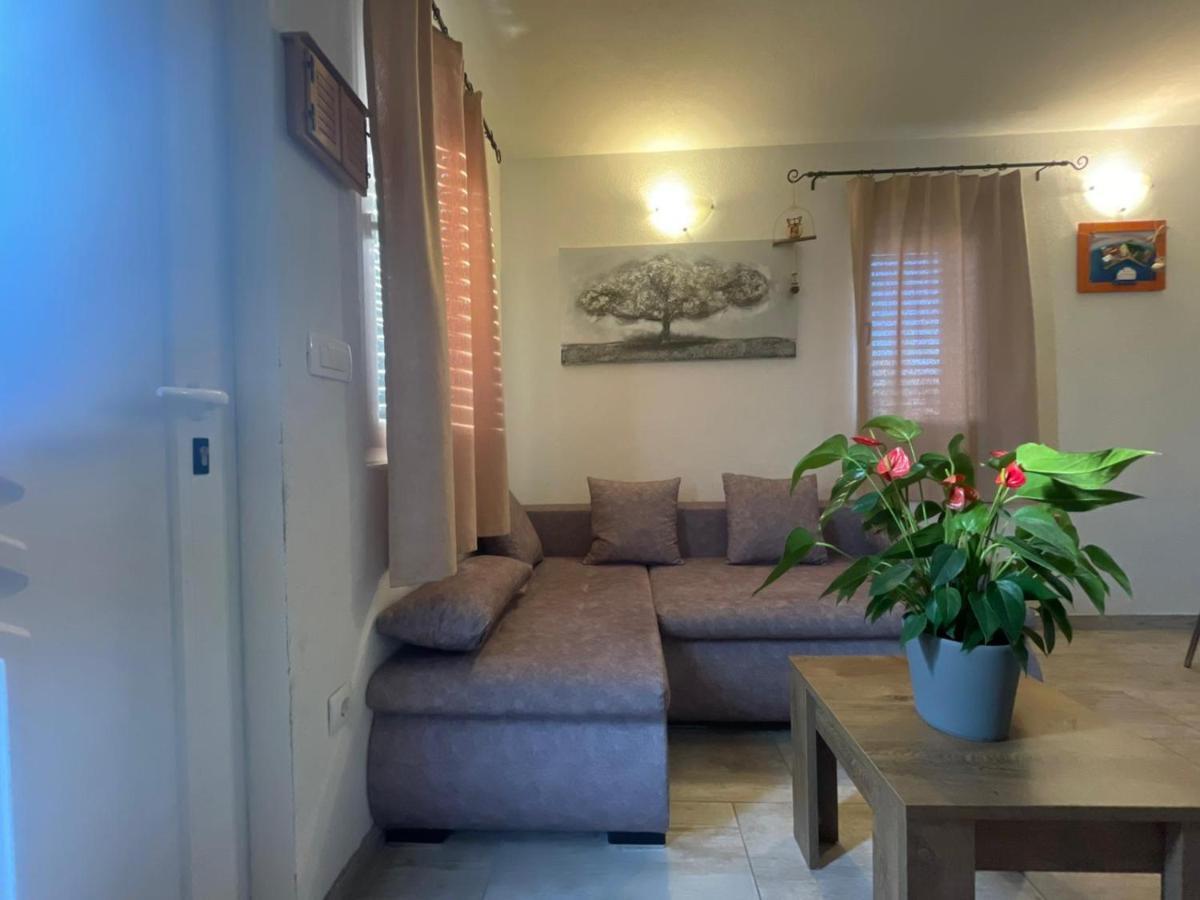 Studio Apartment Dona Trogir Buitenkant foto