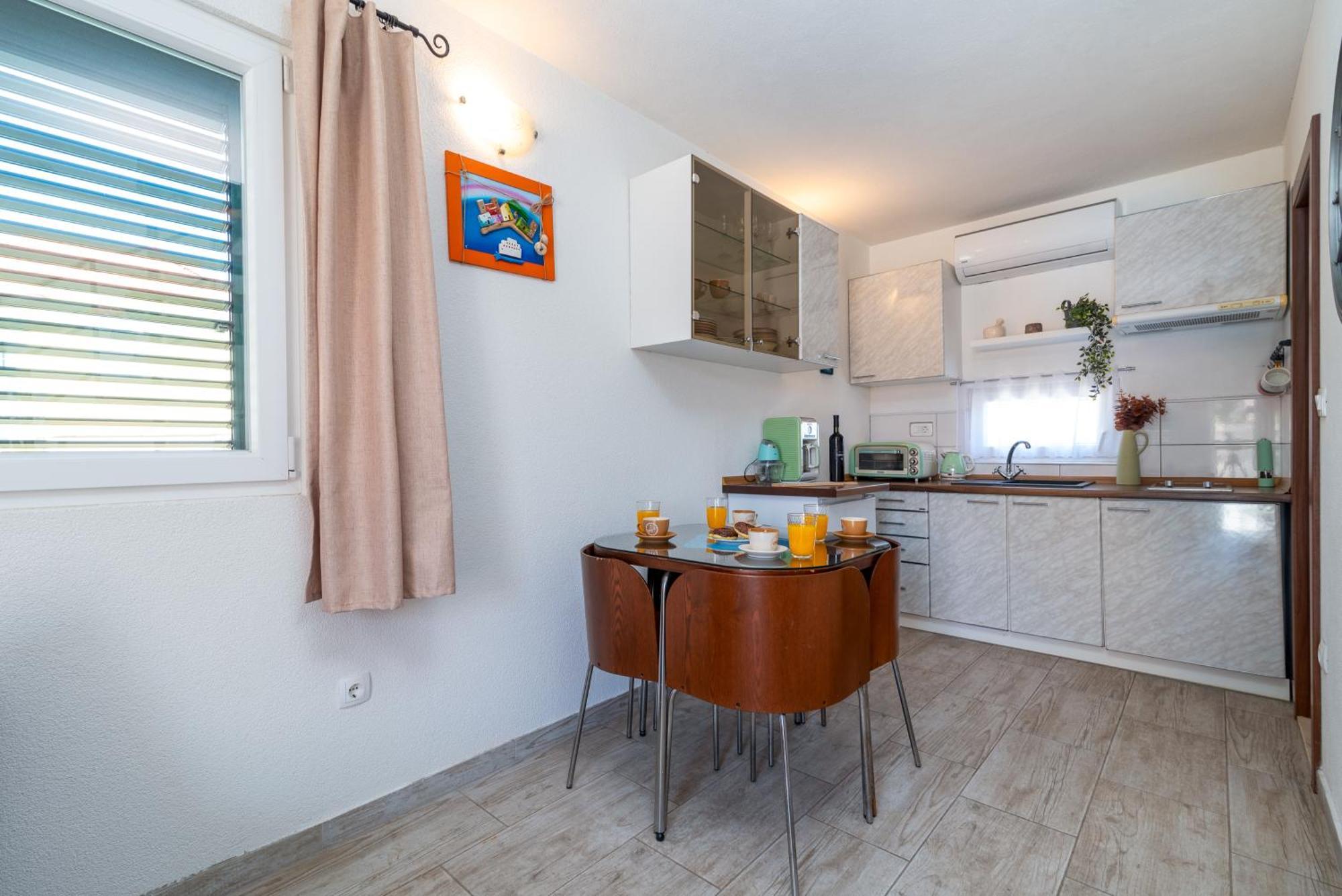 Studio Apartment Dona Trogir Buitenkant foto